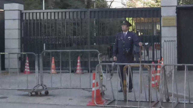 日本自卫队人员翻墙持刀闯入中国驻日本大使馆，中方向日方严正交涉_腾讯新闻
