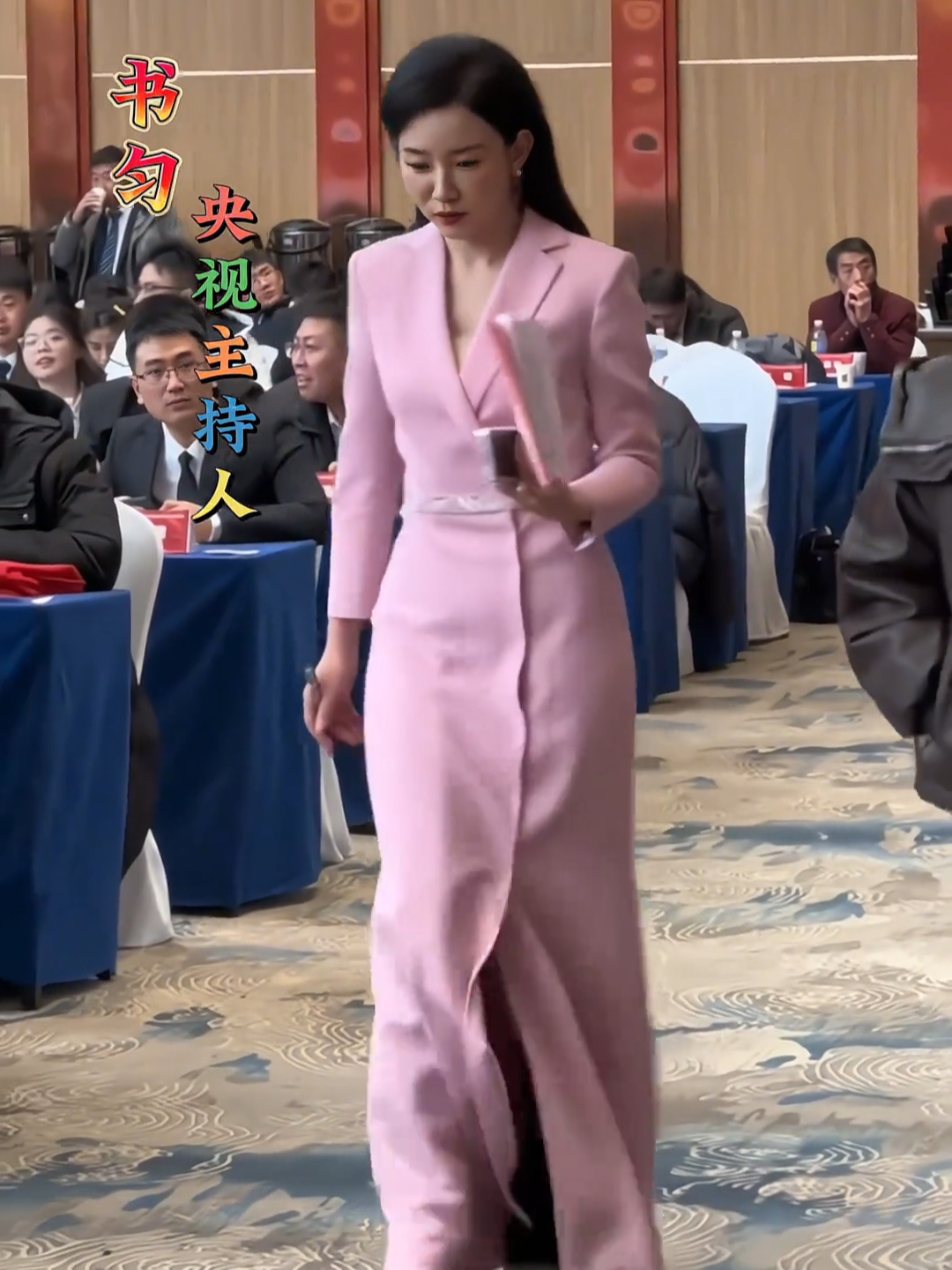 撞衫不如撞气质！周涛红裙配长外套显端庄，书匀粉裙衬温婉，优雅感拉满_腾讯新闻
