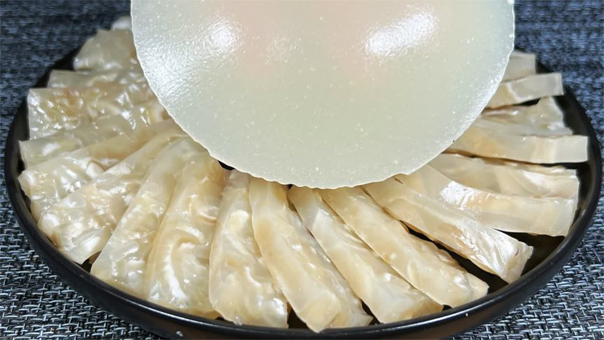 做猪皮冻，加水熬是大错！教你秘诀，皮冻晶莹剔透，爽滑有嚼劲_腾讯新闻