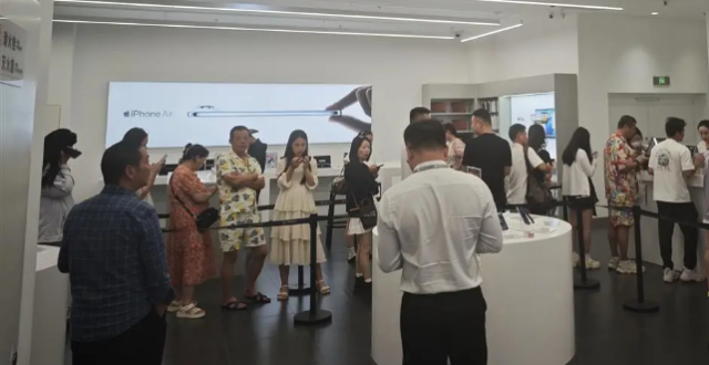 海南封关首日实探三亚免税城：免税价叠加消费券，苹果手机最高可减2140元缩略图