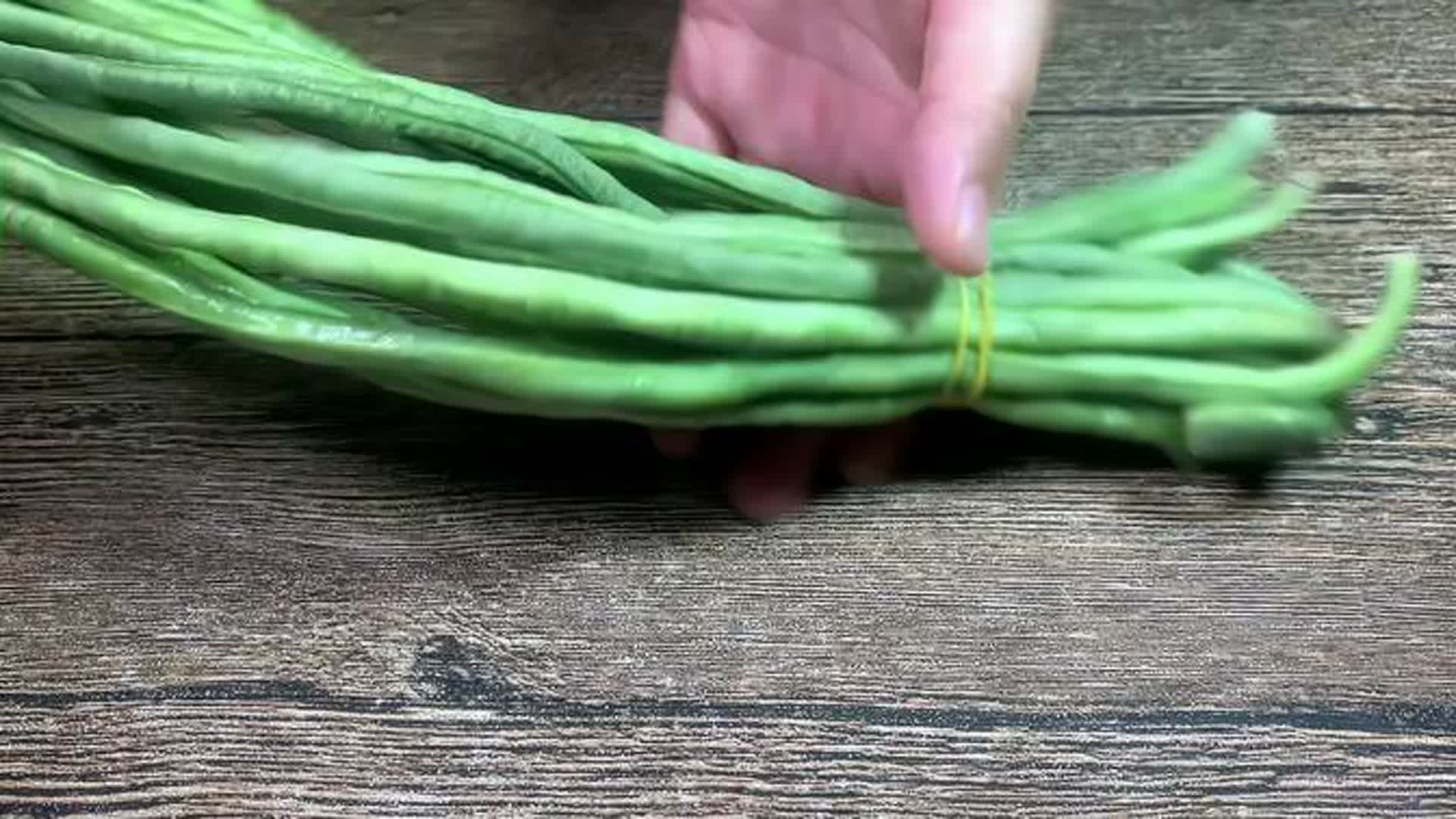 把豆角切成丁，打入3个鸡蛋，出锅实在太香了，大人孩子都爱吃_腾讯新闻