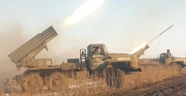 俄军在多地发动大规模火箭炮袭击：两辆战车并排齐射 炸毁乌军据点缩略图