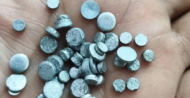 河南商丘多人在国道边停车捡“银子”，交警：系铝合金废料缩略图