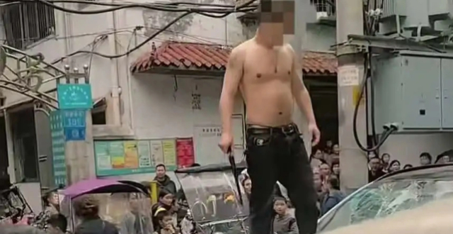 四川阆中摩托车主不满对向小车挤入车道，赤裸上身砸车，被刑拘缩略图