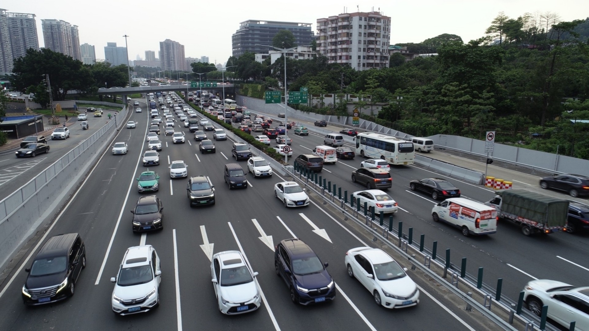 2026国庆出行数据出炉！7天21.42亿人次跨区域流动，铁路客运大涨12.7%_腾讯新闻