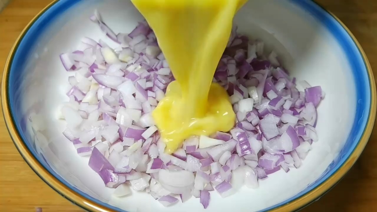 把洋葱切成丁倒入鸡蛋液，出锅就是好吃美食，营养又解馋，太香了_腾讯新闻