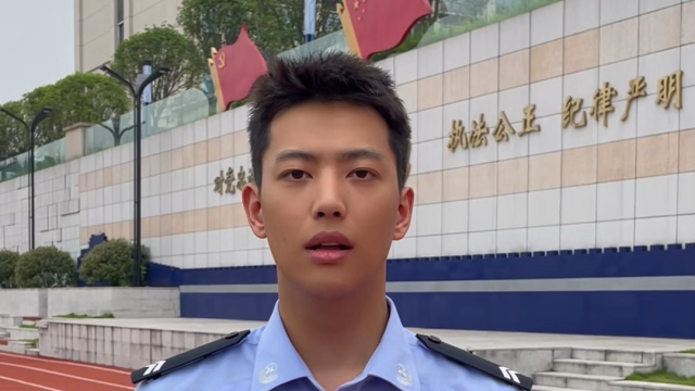 视频 | 00后警察"帅上热搜"受宠若惊 自称只是万千民警中普通一员
