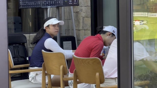 在赛场｜LPGA锦标赛：刘国梁女儿刘宇婕完赛 回到签到处核对确认成绩_腾讯新闻