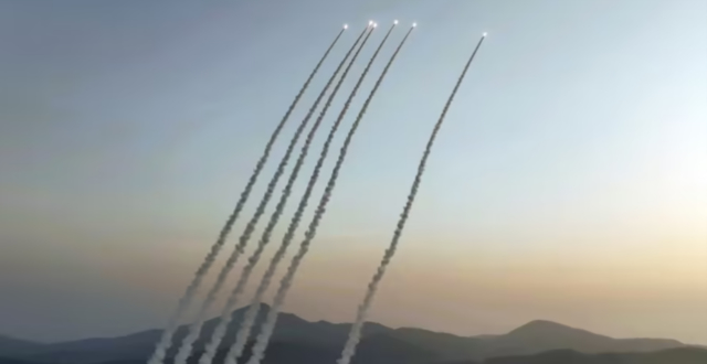 六弹齐发：朝鲜首次公开新型战术弹道导弹齐射训练照片腾讯新闻 