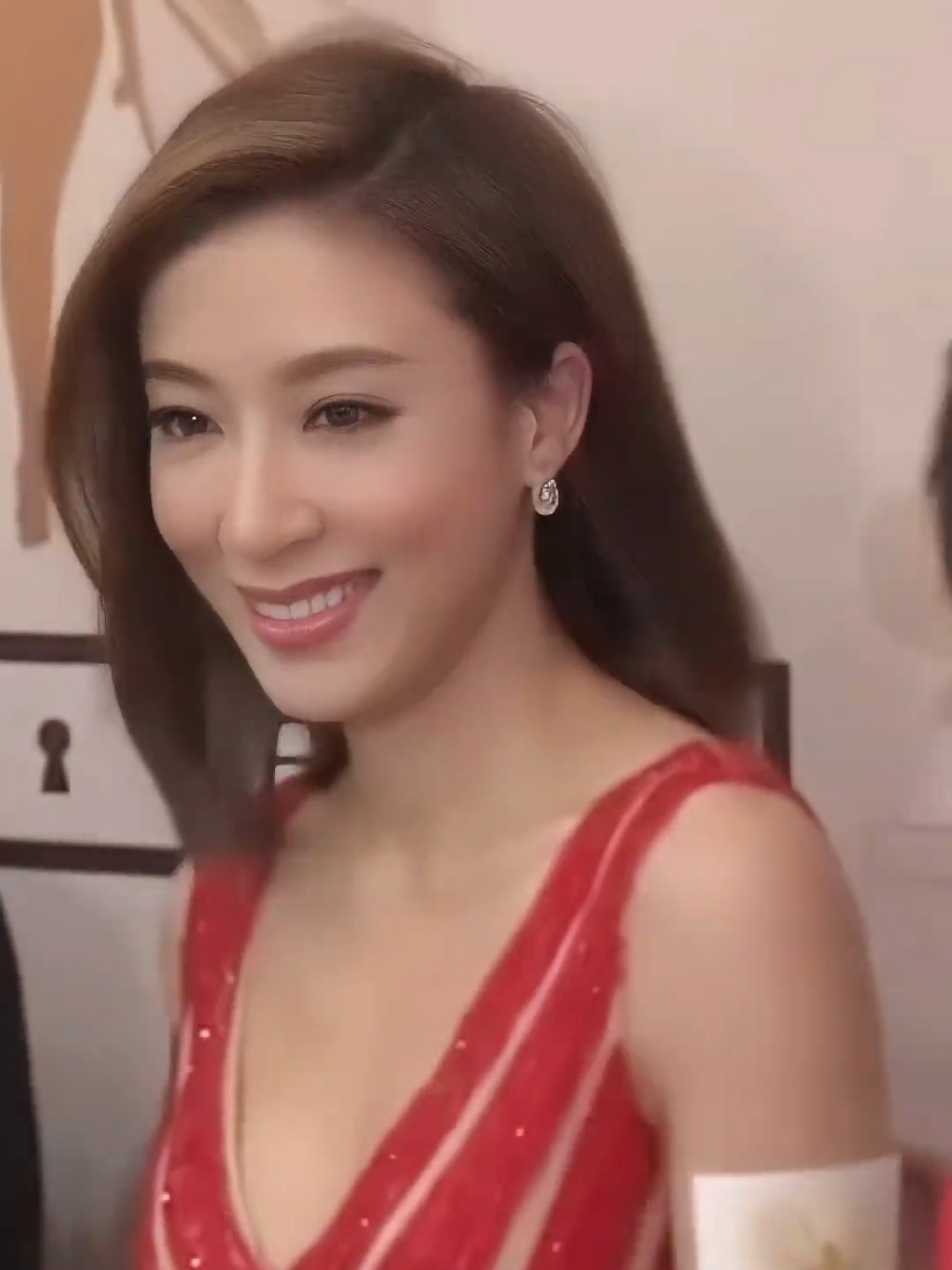 杨怡的「知性港风」穿搭：从俏丽花旦到气质视后的优雅进阶_腾讯新闻