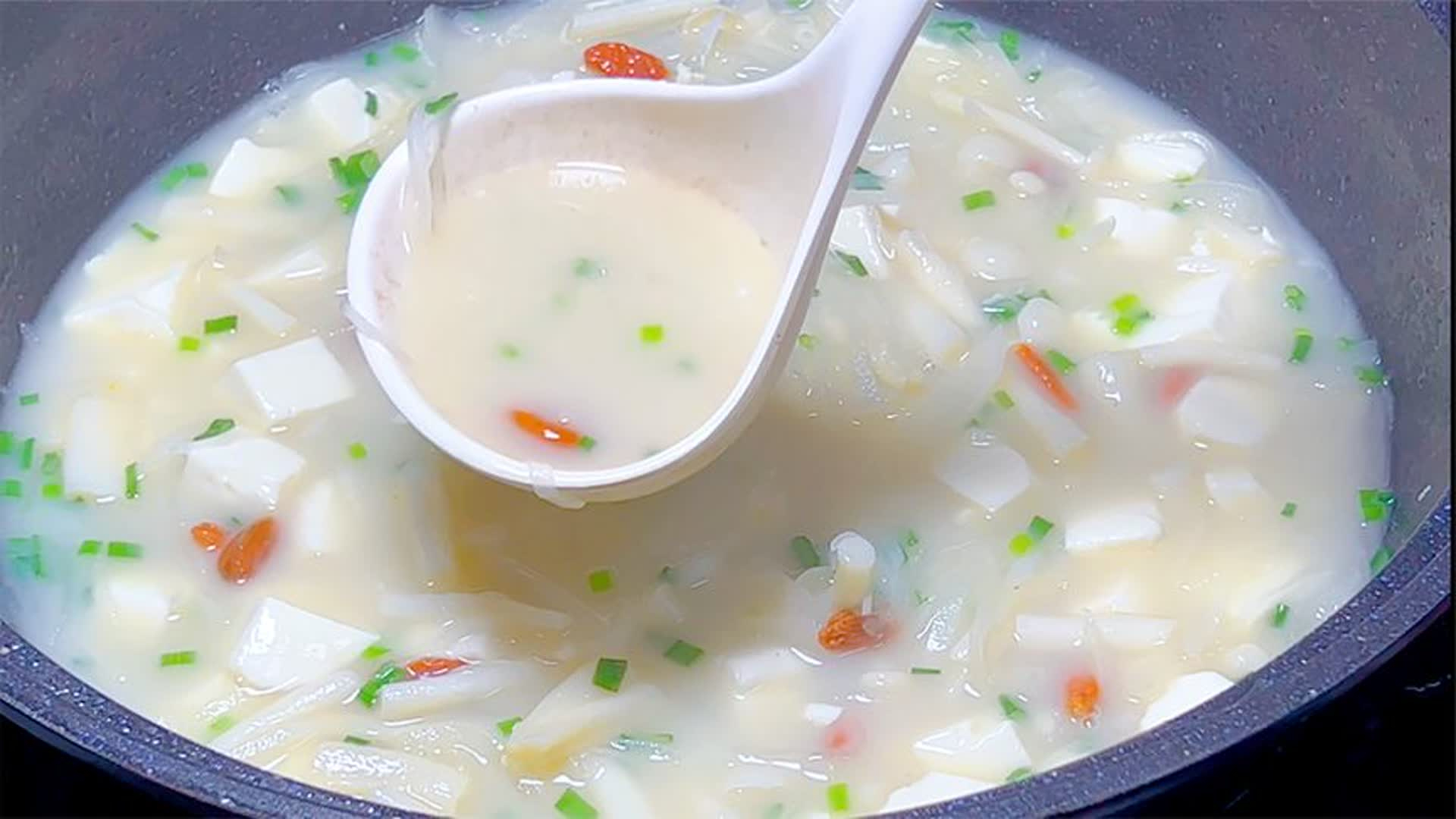 鲫鱼汤直接下锅煮是大错，教你饭店不外传秘方，汤汁如牛奶没腥味_腾讯新闻
