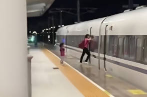 广州南车站发布关于“阳江站一名旅客阻挡列车车门关闭”的情况说明