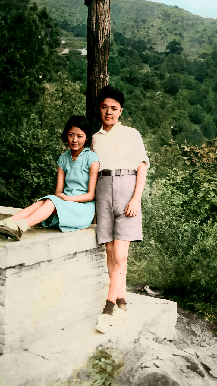 沈从文妻妹和妻弟：1933年，张充和与大弟张宗和在北平西山_腾讯新闻
