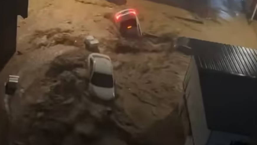 『专题』贵州一县遭遇特大暴雨，有车辆被冲入沟渠，当地回应
