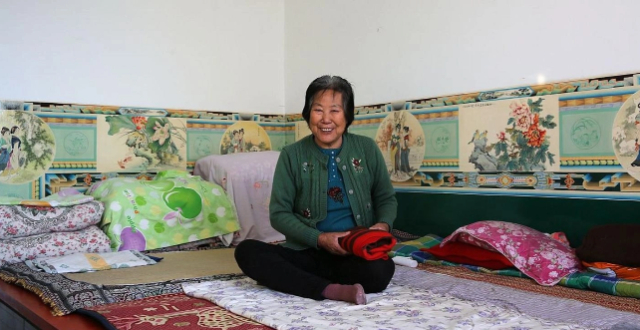 母亲深夜回家，发现床不见了，女儿让妈睡炕被，真相让人心酸缩略图