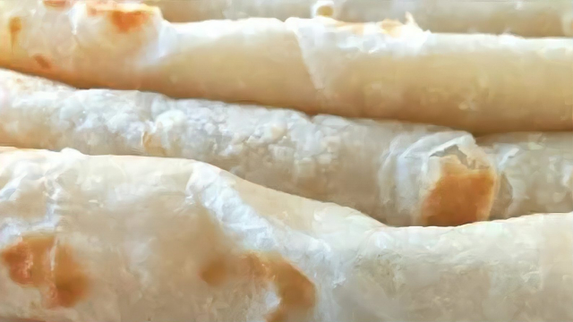 最适合夏天吃的饼，开水简单一烫，柔软筋道，凉了也不会硬_腾讯新闻