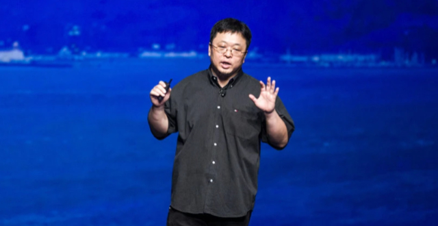 罗永浩卸任锤子软件执行董事：“常规变更”背后，是近十亿元还债路与未竟的AI梦缩略图