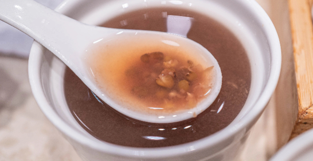 福建一女子把绿豆汤当水喝，连喝三天，血压飙升，突发脑出血昏迷，医生：服用降压药、降糖药、抗凝药后，2小时内最好别碰绿豆汤_腾讯新闻