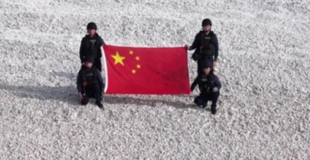 独家图像！中国海警登铁线礁展开五星红旗 宣示主权缩略图