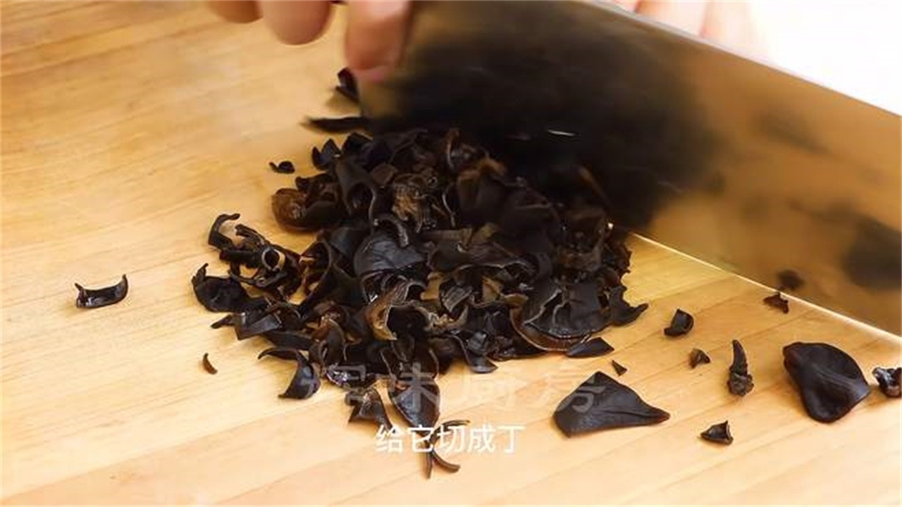 茄子切成丁，打入3个鸡蛋，没想到这么好吃，连挑食的孩子都爱吃_腾讯新闻