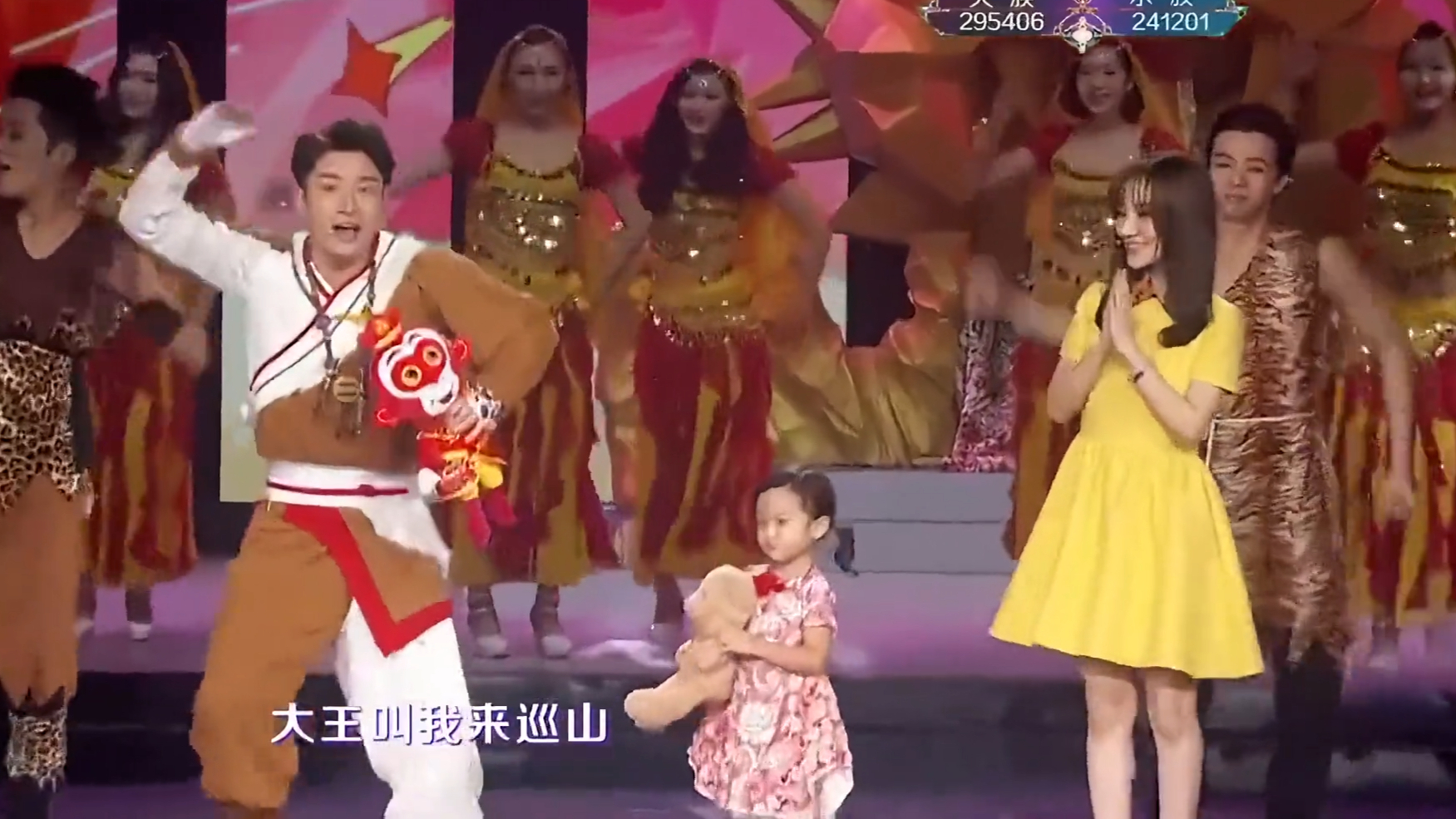 李小璐离婚前最后一次与贾乃亮合唱,台下甜馨惊艳不已,太温馨了