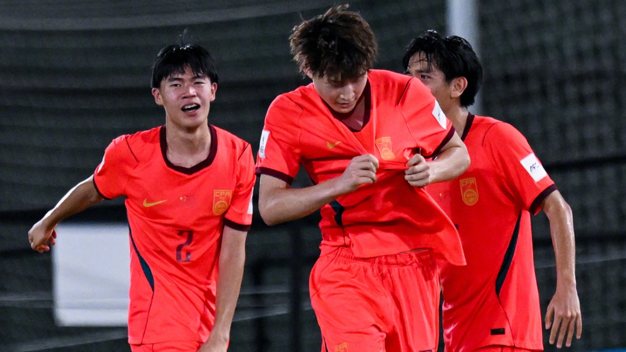 中锋有技术+万项会传球，U17国少靠天赋进世少赛｜战术板_腾讯新闻