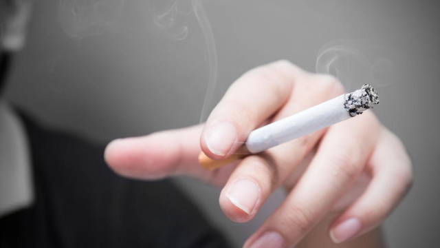 每天至少一包烟，男子同时查出三种癌症！最终放弃治疗_腾讯新闻