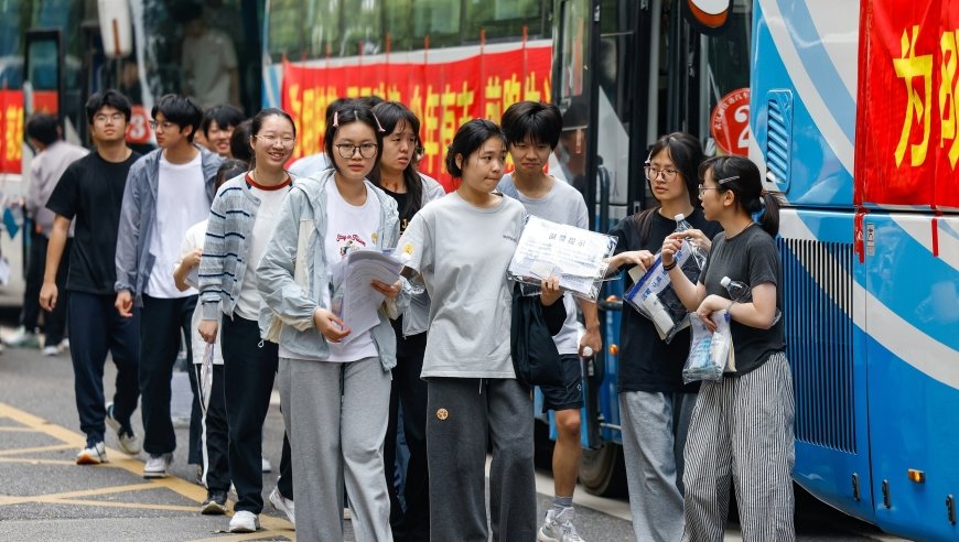 今年高考，我让12个顶级AI一起考了语文和数学，结果有点意外