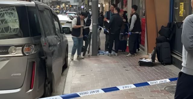 香港上环四名男子持刀劫走约5000万港币，一男子被捕，附近居民：现场已被封锁缩略图