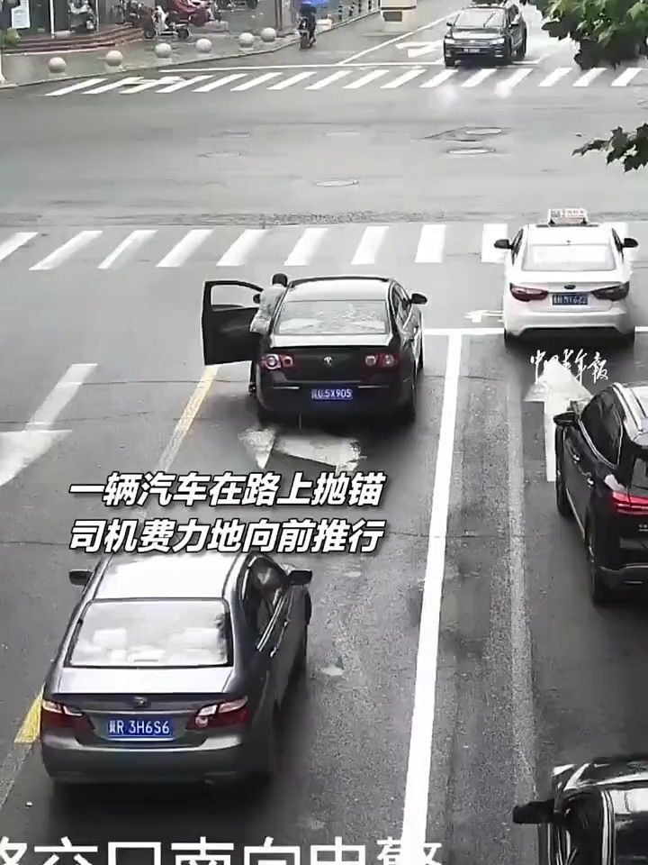 汽车抛锚在路中，暖心少年主动上前帮助司机，合力将车推过路口_腾讯新闻