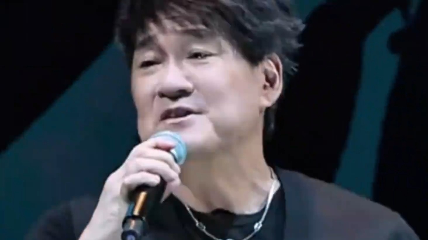 周华健演唱会显老态！美籍太太满头白发，曾被嘲像母子_腾讯新闻