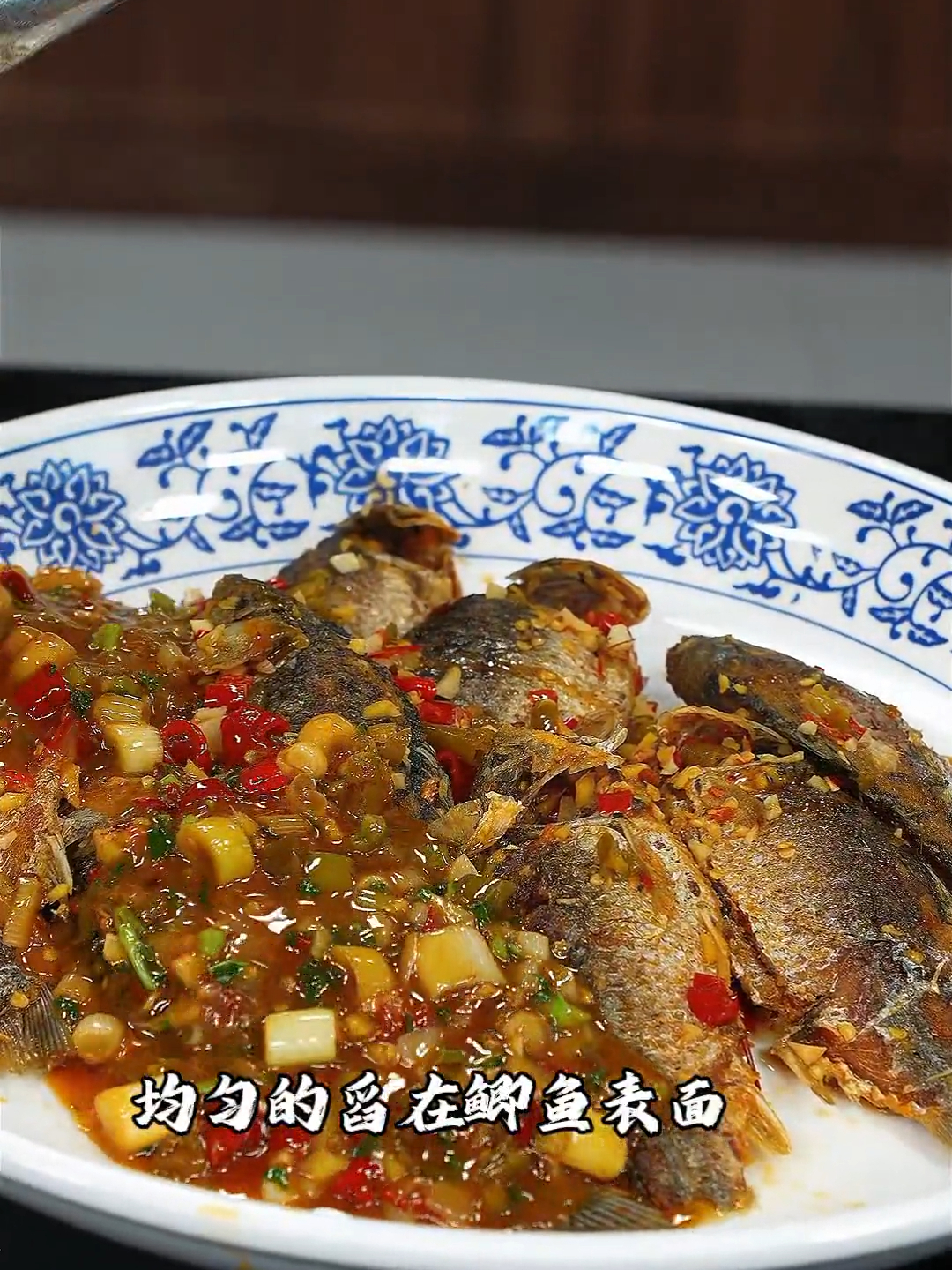 比重庆江湖菜还绝的传统川菜，长江三叠浪，鱼香鲫鱼的详细做法！_腾讯新闻