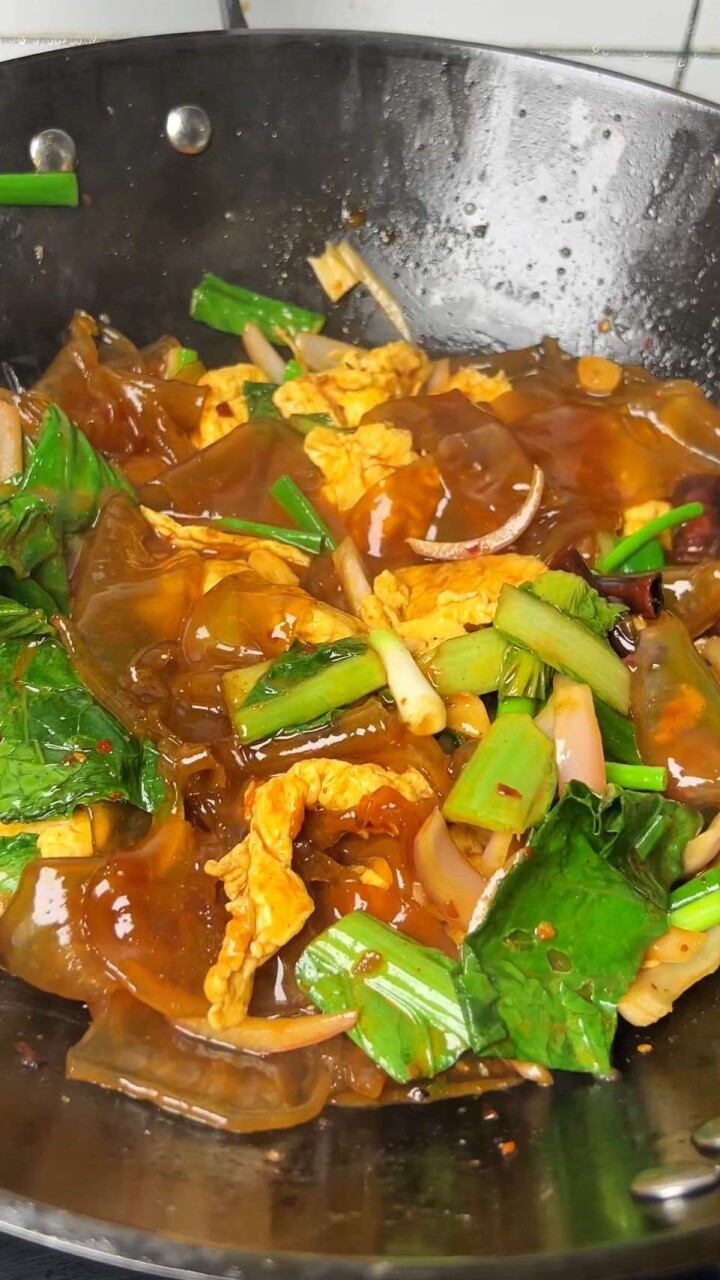 吃饭没胃口,试试这道粉皮炒鸡蛋,滑滑溜溜的粉皮吸足了料汁,劲道入味