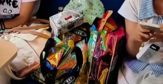 两女孩买三张火车票放零食 母亲回应