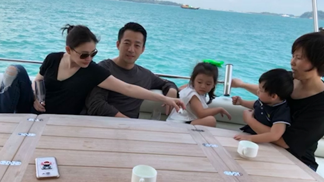 大S离世后8岁儿子汪希箖首次公开现身，夜访范玮琪家，衣服单薄穿凉鞋出门_腾讯新闻