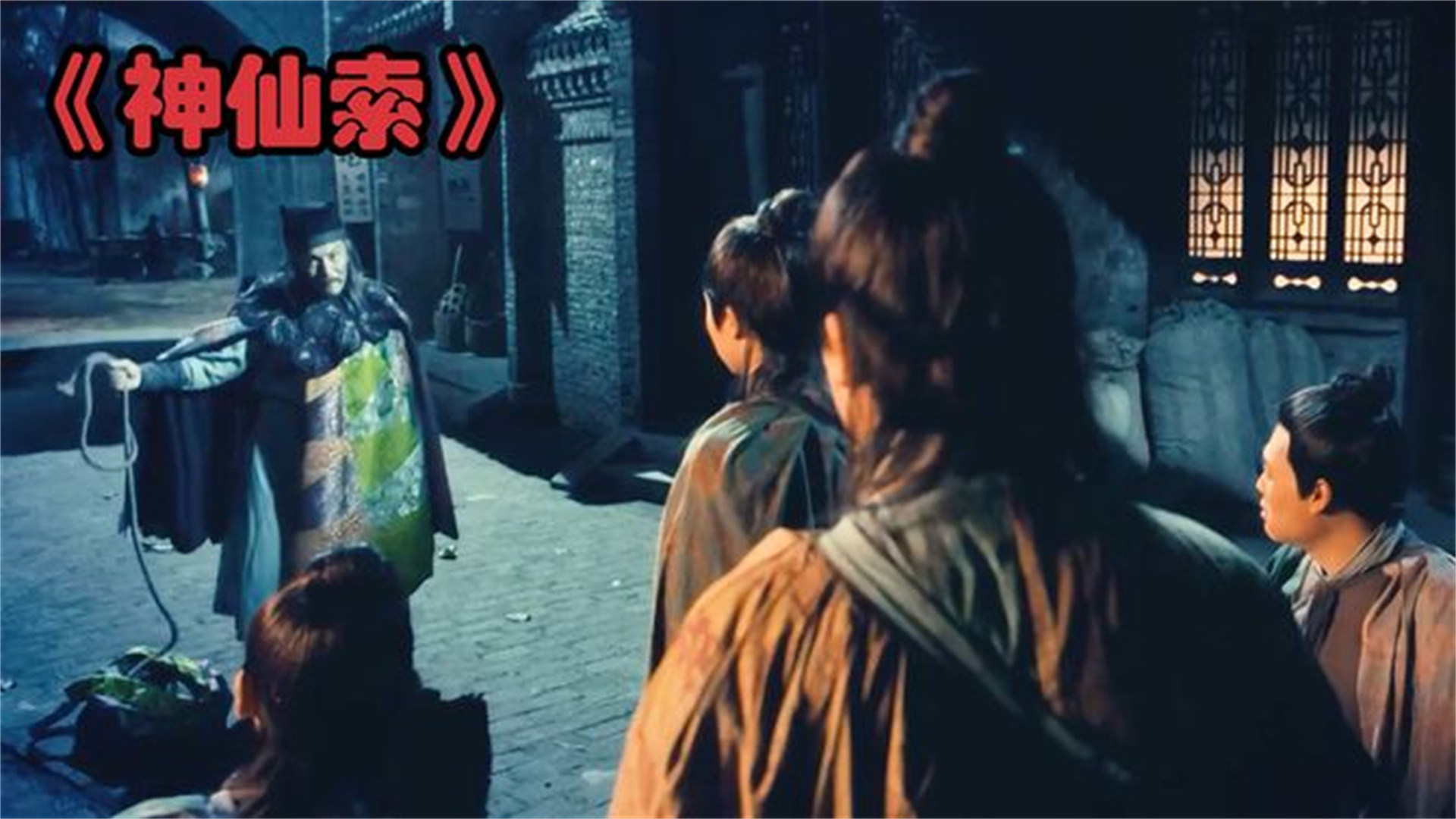 《神仙索》男人朝天空抛出神仙索，随后拽着绳子往上攀爬，最终消失在云层中_腾讯新闻