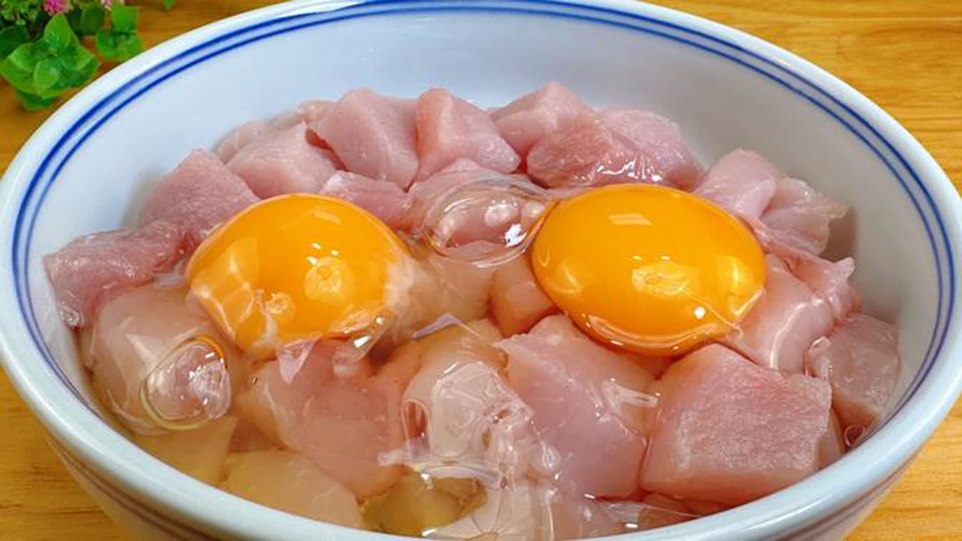 瘦肉切成丁打2个鸡蛋，想不到这么好吃，上桌瞬间光盘，香而不腻_腾讯新闻