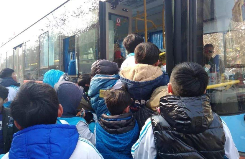 孩子乘公交车时,这四种行为"要不得",家长们应该及时纠正!