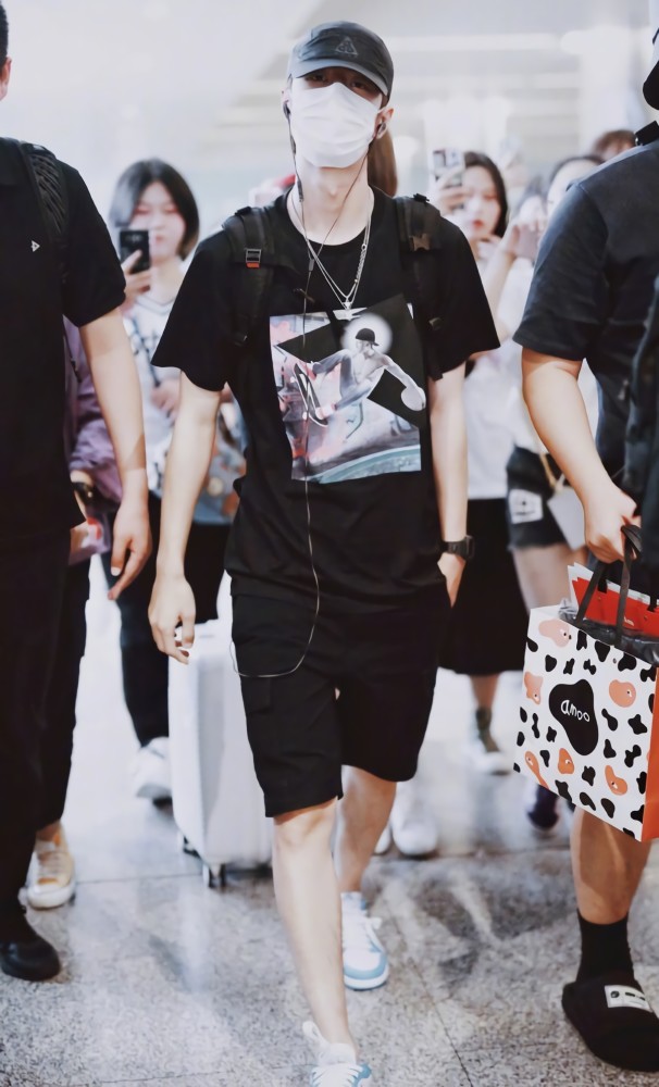 你们就使劲吹匡威吧,王一博已经换上"直男蓝"aj,这真的潮!