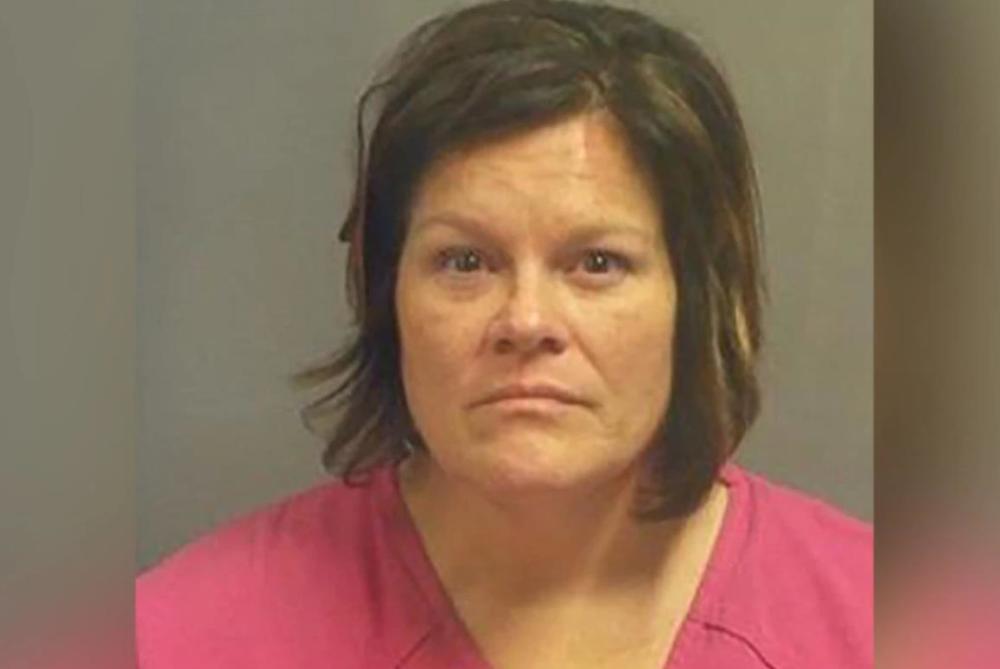 美国女校医多次与学生交往被告发 给学生万元封口费被家长发现