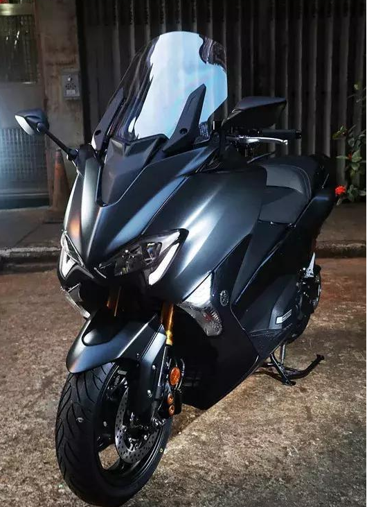 雅马哈tmax的外观稳重厚实有种宝马650的既视感,不同于传统踏板车新