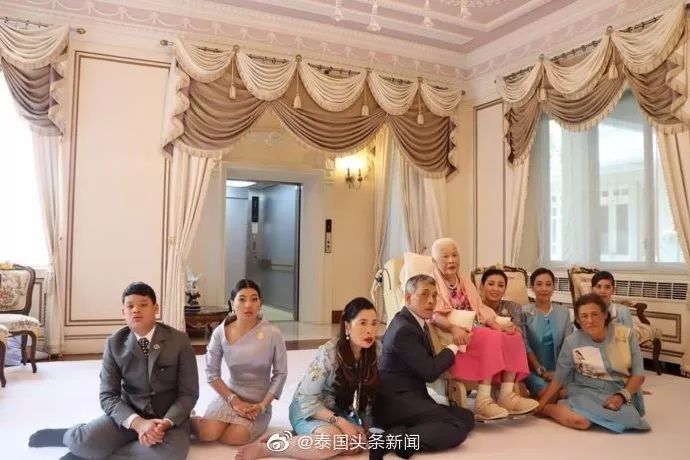 泰国诗丽吉王太后罕见露面现身与王室成员合照
