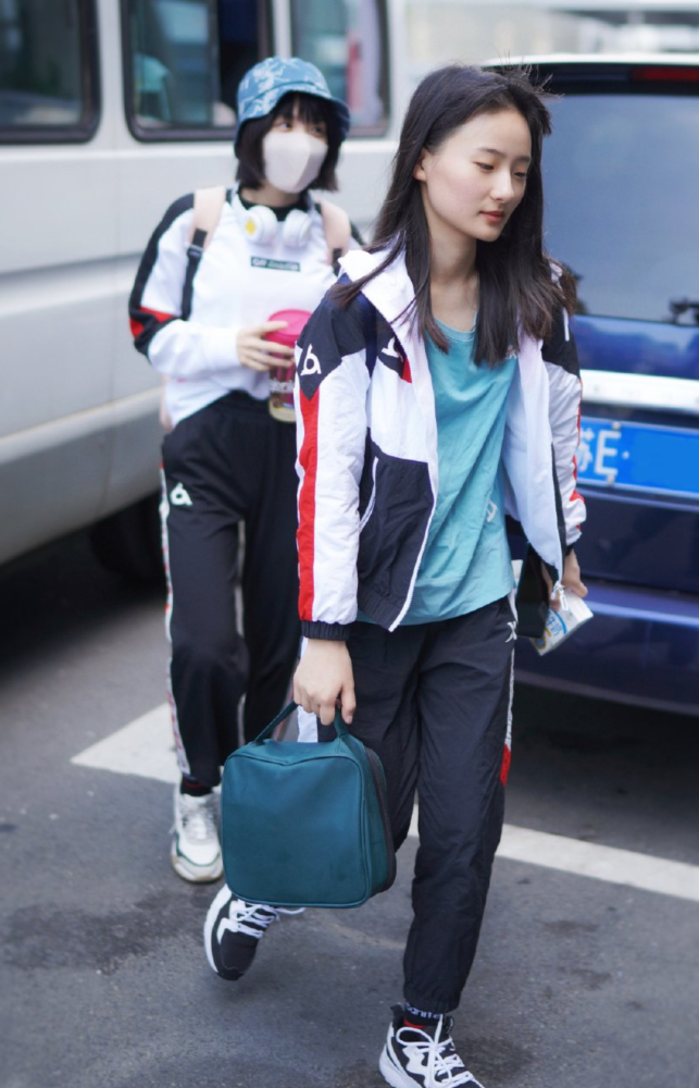 张钰琪太真实,穿成五五分就算了还不p图,这身高只有1米五吧?