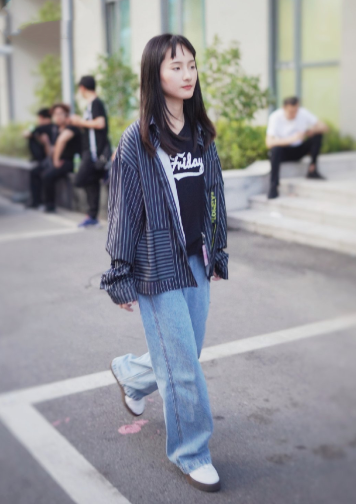 张钰琪太真实,穿成五五分就算了还不p图,这身高只有1米五吧?