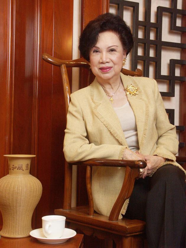 90岁知名tvb演员梁舜燕病逝干儿子李克勤发合影悼念