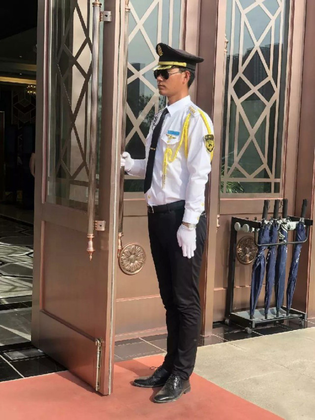 08.03 物业保安在烈日下开门迎宾