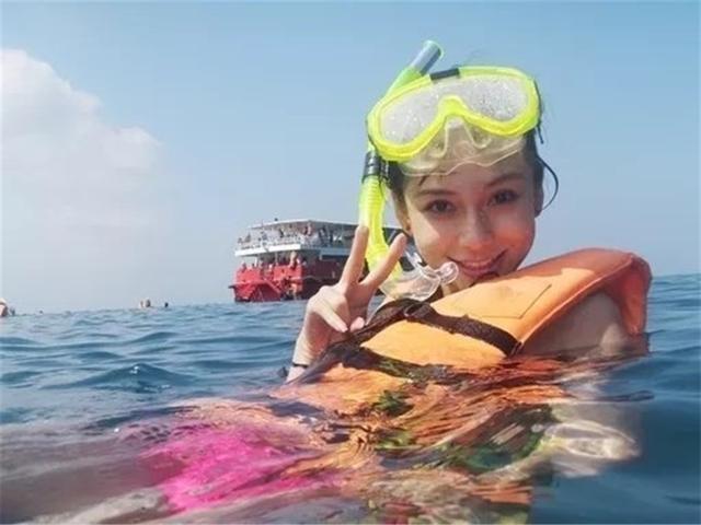 baby|baby穿泳衣海上冲浪，冲浪板上打响指耍酷险些摔倒，全程长腿抢镜