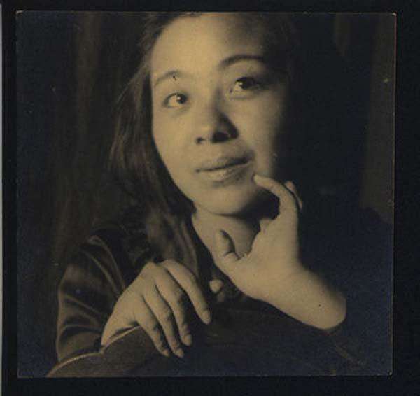 丁玲在上海编辑"左联"刊物《北斗》期间,与美国记者著名史沫特莱的