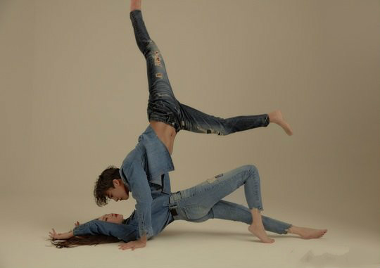 宣美拍写真展高难度动作,牛仔套装好洋气,柔软腰部令人叹服