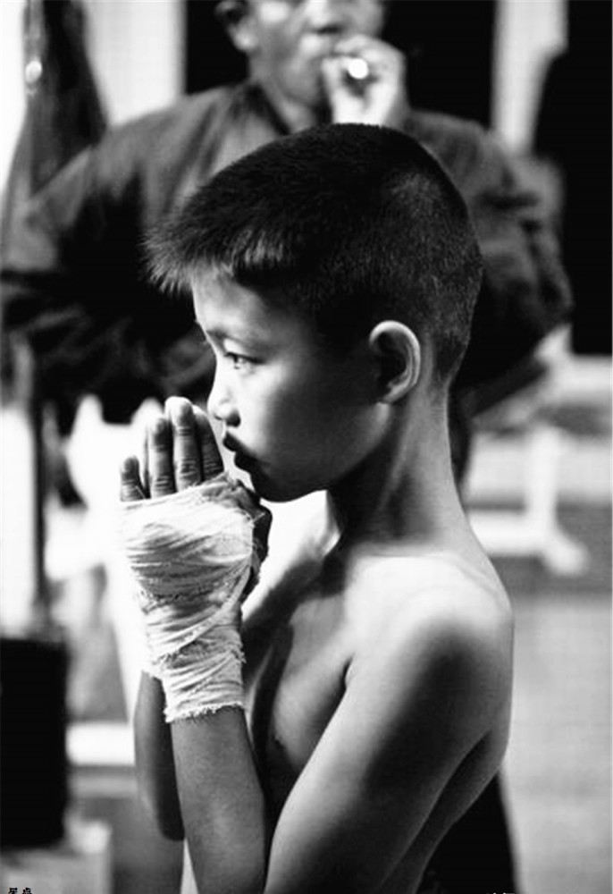 老照片:泰国地下拳击场中的儿童,图5即将上场的女孩,让人心酸
